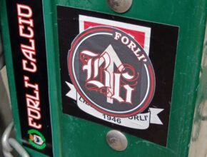 Adesivi coperti e scaramucce interne: il Forlì così perderà il testa a testa con il Ravenna